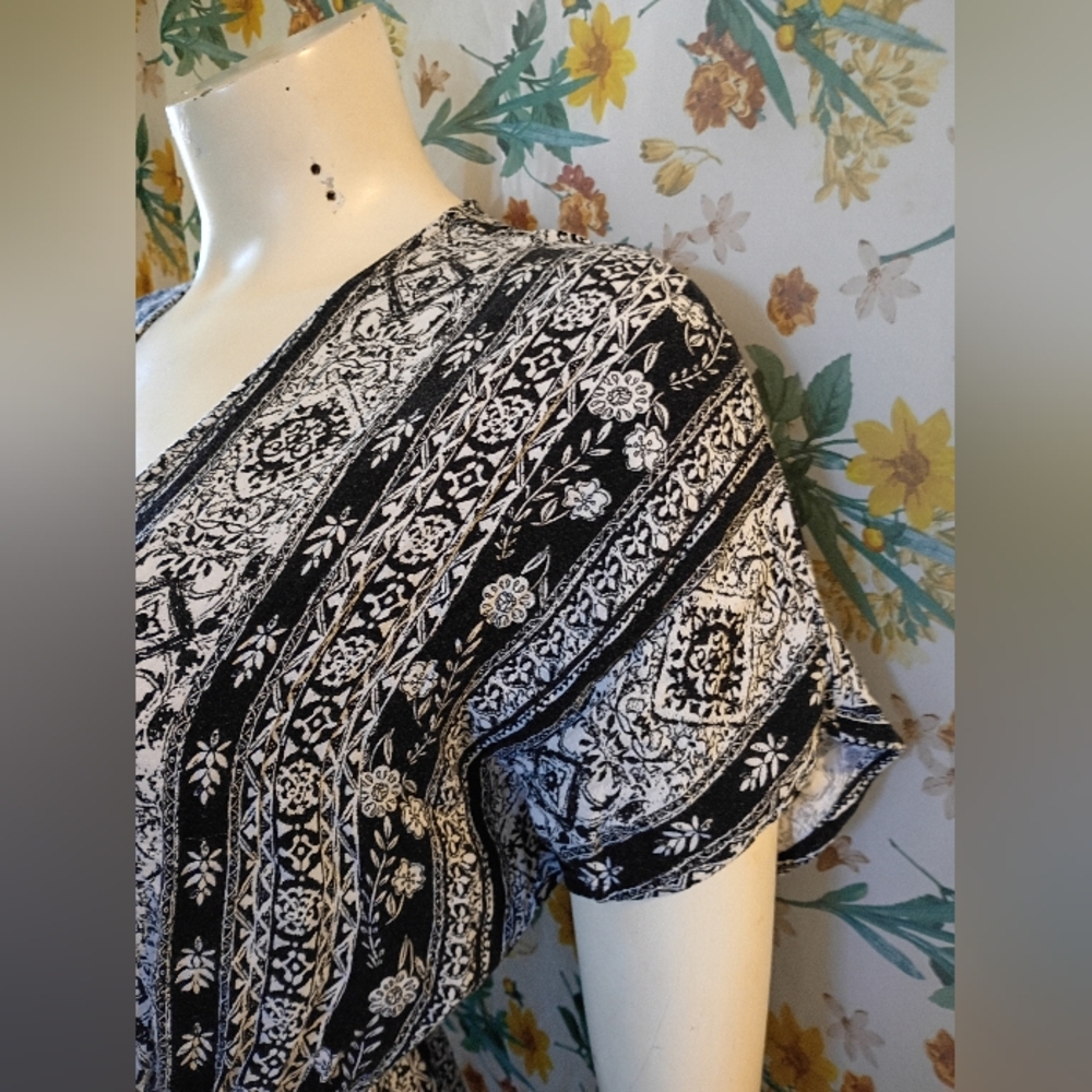 Forever 21 Women's Black and White Floral Pattern Deep V-neck Maxi Dress - Picture 5 of 9